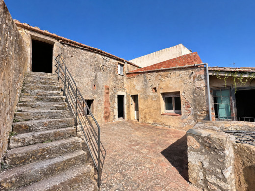 Village house to renovate opposite Bellcaire d’Empordà Castle