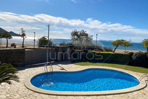 3 habitaciones, primera línea, vista mar, piscina y parking