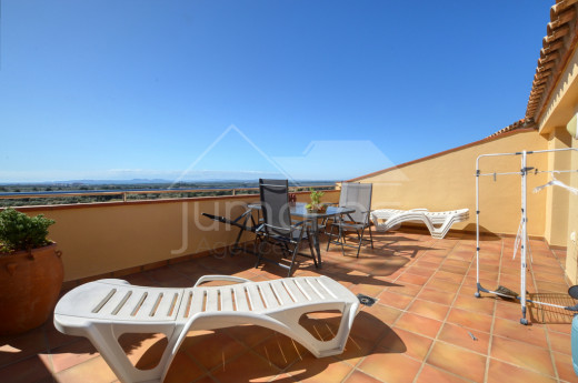 Superbe duplex avec 4 chambres, piscine, terrasse et garage