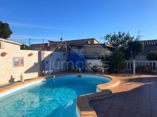 3 chambres, piscine privée, garage fermé et 2 places parking