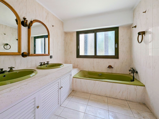 Villa with 180º sea views for sale in Roses, to renovate