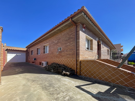 Casa con piscina y grandes garajes en Castellón d'Empúries