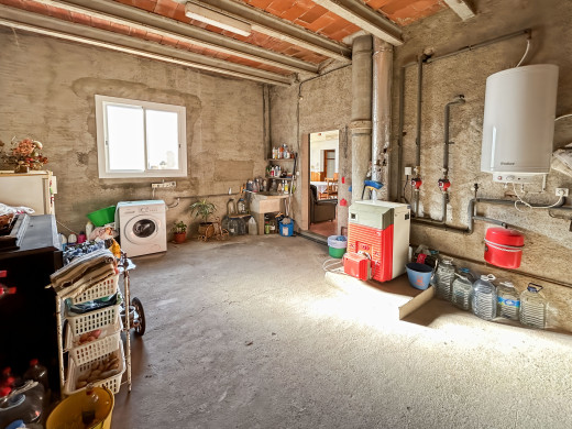 Gran casa de pueblo en Borrassà con mucho potencial