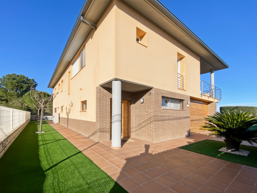 Haus mit Pool, Garten und Garage in Vilamalla
