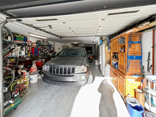 Detached house with pool and garage