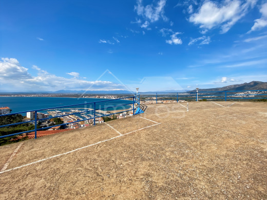 Piso con vistas al mar, garaje y licencia turística en Roses