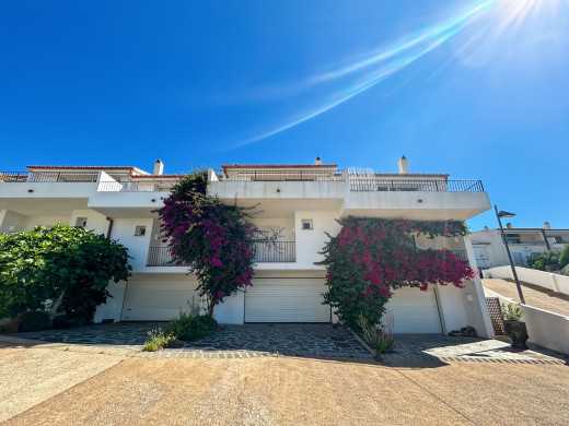 Casa con garaje en venta en Cadaqués, vista al mar y cerca de la playa