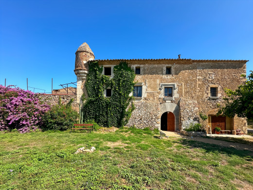 Traditional Catalan masia for sale in L'Escala, Costa Brava