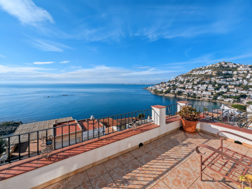 House in Roses-Canyelles, 180° panoramic sea view with swimming pool and private garage