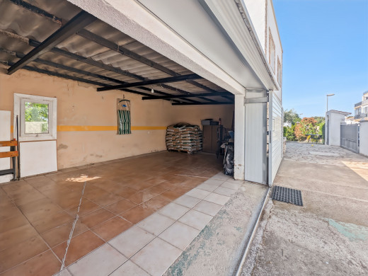 Maison avec 2 garages, grand terrain et sous-sol à La Garriga, Roses
