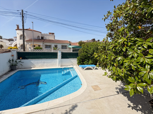 House with a tourist licence, 3 flats and a swimming pool