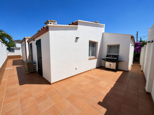 Einstöckiges Haus mit großer Garage und Swimmingpool in Roses