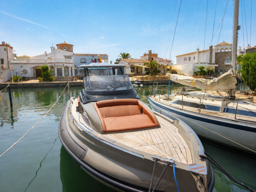House with a 14-metre mooring before the bridges, in Empuriabrava
