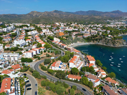 Appartement rénové avec une grande terrasse près de la plage à Llançà