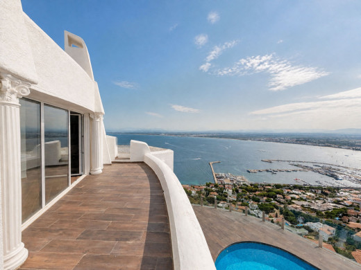 Villa excepcional con vistas panorámicas y total privacidad en Roses