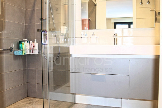 Villa canal con 4 dormitorios, piscina y amarre privado.