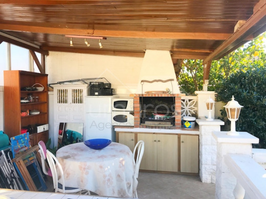 3 chambres, piscine privée, garage fermé et 2 places parking