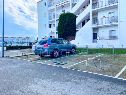 Appartement avec de belles vues, grande terrasse et parking à Empuriabrava