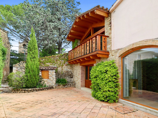 Farmhouse with outbuilding and 5000m2 of land in Catalonia