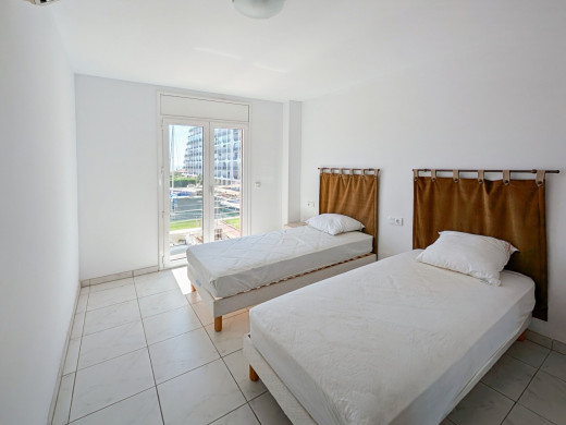 3 apartment building with garage and 20 m mooring in Empuriabrava