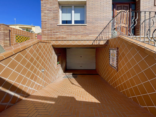 Casa con piscina y grandes garajes en Castellón d'Empúries
