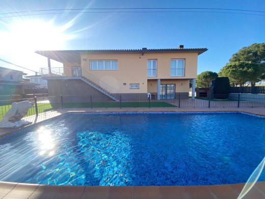 Haus mit Pool, Garten und Garage in Vilamalla
