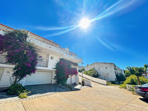 Casa con garaje en venta en Cadaqués, vista al mar y cerca de la playa