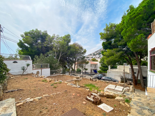 House in Canyelles, 50 metres from the beach and 5 private parking spaces