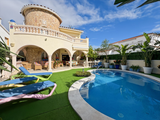Maison à Empuriabrava avec piscine et garage, près de la plage