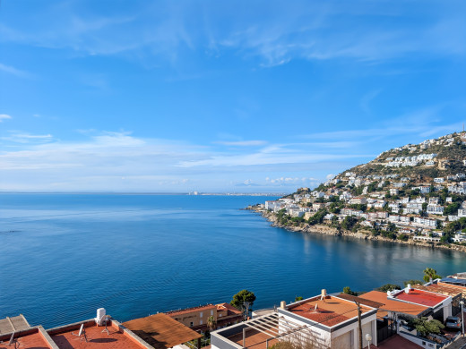 House in Roses-Canyelles, 180° panoramic sea view with swimming pool and private garage