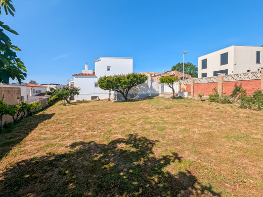 Maison avec 2 garages, grand terrain et sous-sol à La Garriga, Roses
