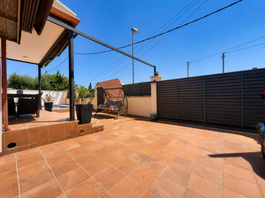 Einstöckiges Haus mit großer Garage und Swimmingpool in Roses