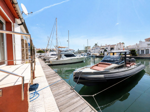 House with a 14-metre mooring before the bridges, in Empuriabrava