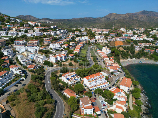 Appartement rénové avec une grande terrasse près de la plage à Llançà