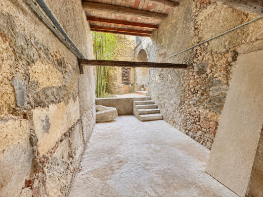 Village house to renovate opposite Bellcaire d’Empordà Castle
