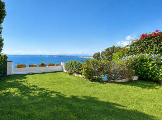 Villa mit privatem Pool und Panoramablick auf die Bucht von Roses.
