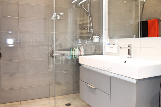 Villa canal con 4 dormitorios, piscina y amarre privado.