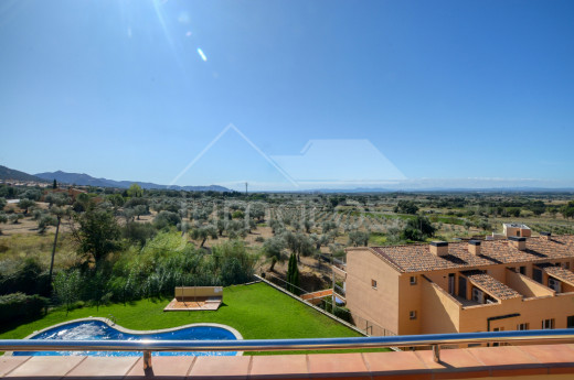 Superbe duplex avec 4 chambres, piscine, terrasse et garage