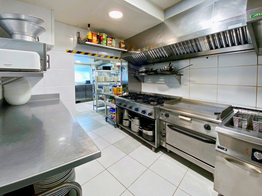 Restaurante en venta con amarre para embarcaciones en Roses