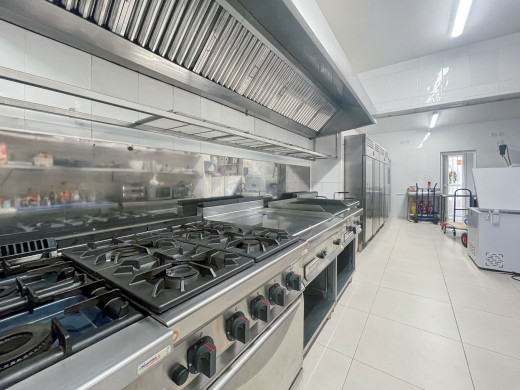 Immeuble avec appartement et restaurant en vente à Roses