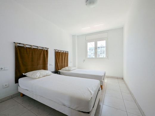 3 apartment building with garage and 20 m mooring in Empuriabrava