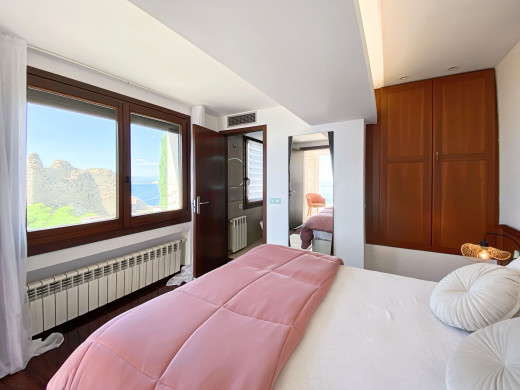Villa de lujo con vistas panorámicas al mar y licencia turística en Roses