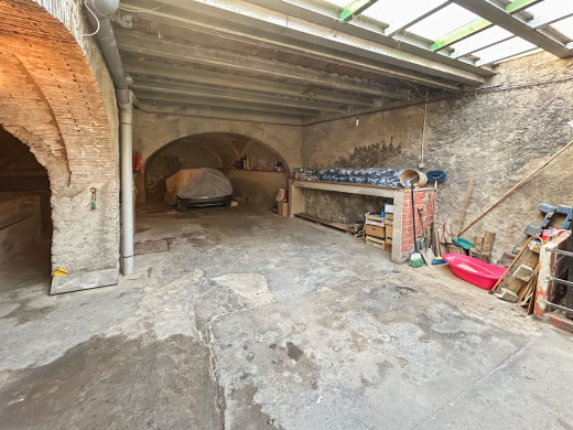 Gran casa de pueblo en Borrassà con mucho potencial