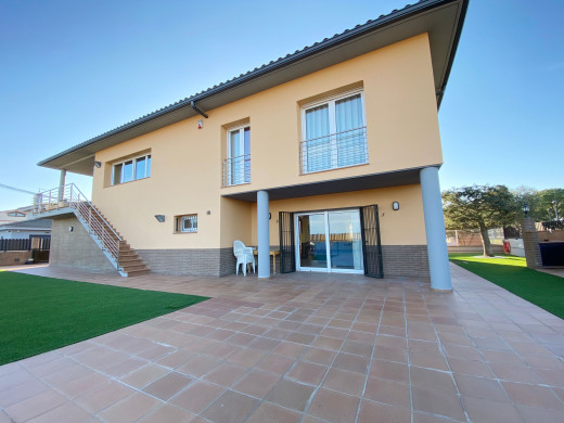 Haus mit Pool, Garten und Garage in Vilamalla