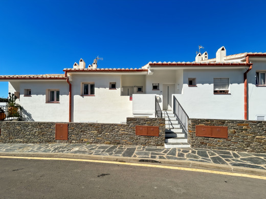 Casa con garaje en venta en Cadaqués, vista al mar y cerca de la playa
