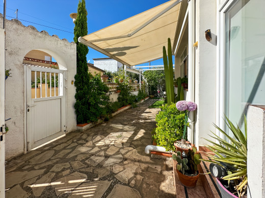Maison à 100 m de la plage de Riells, avec jardin et terrasses