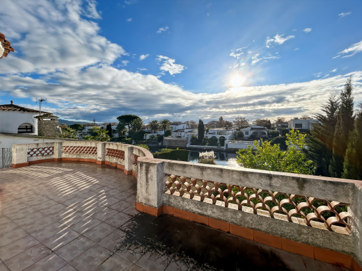 House with private mooring in Empuriabrava