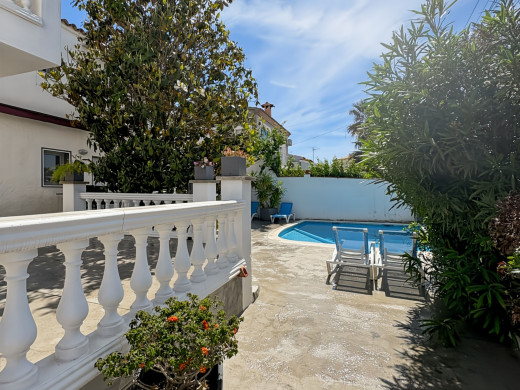 House with a tourist licence, 3 flats and a swimming pool