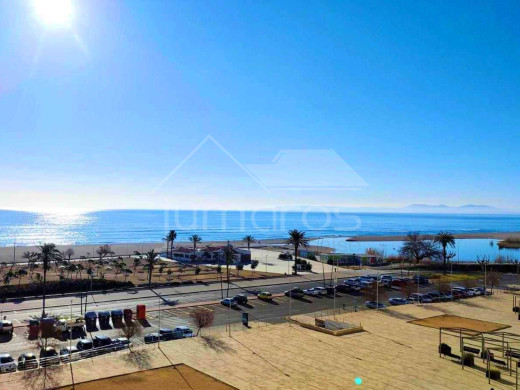 Piso de un dormitorio con vistas al canal en Empuriabrava