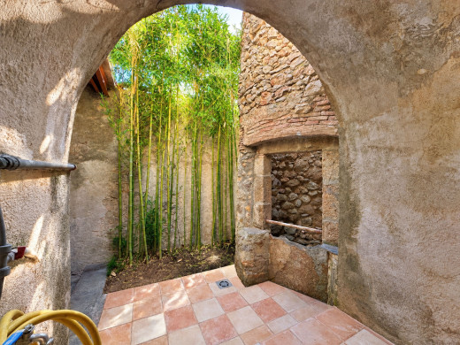 Village house to renovate opposite Bellcaire d’Empordà Castle